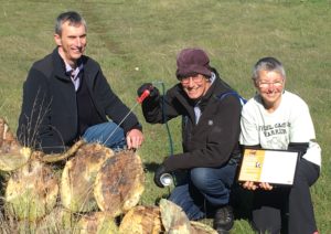 Andrew Cox, CEO of Invasive Species Council, presented the Froggatt Award to Tarrangower Cactus Control Group members Ian Grenda and Lee Mead.